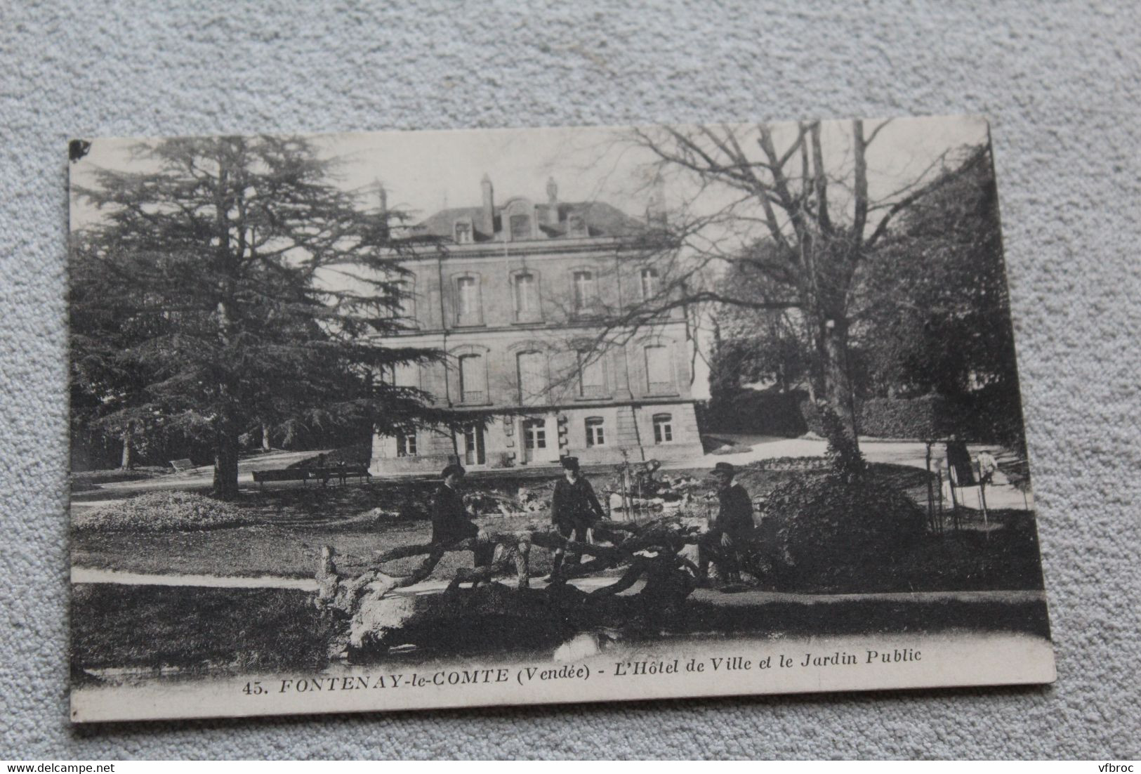 Fontenay le Comte, l'hôtel de ville et le jardin public, Vendée 85