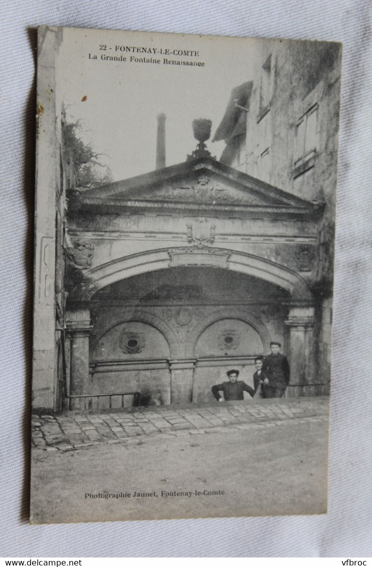 Fontenay le Comte, la grande fontaine renaissance, Vendée 85