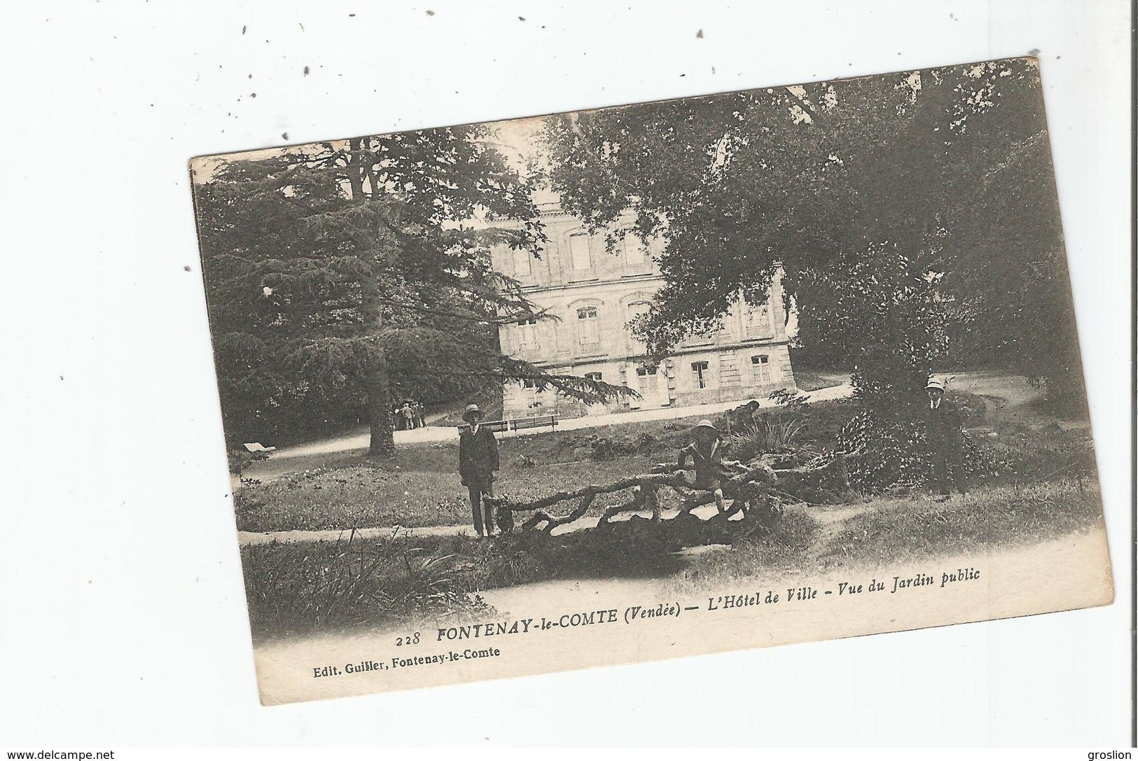 FONTENAY LE COMTE (VENDEE) 228 L'HOTEL DE VILLE VUE DU JARDIN PUBLIC