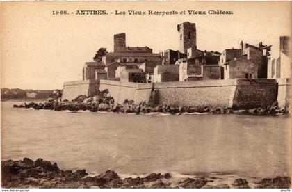 CPA Antibes- Les Vieux Remparts et Vieux Chateau FRANCE (1004177)