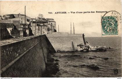 CPA ANTIBES - Vue d'une partie des Remparts (110708)