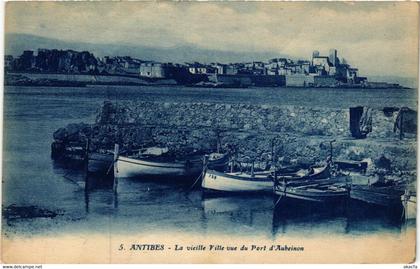 CPA ANTIBES - La Vieille Ville vue du Port d'Aubeinon (639220)