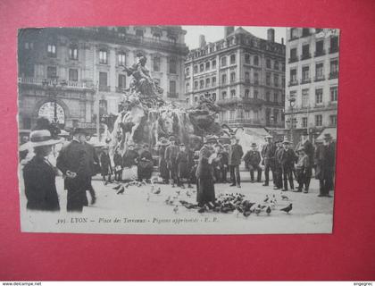 Carte  Lyon  Place des Terraux   Pigeons apprivoisés