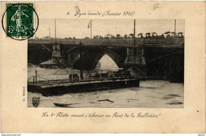 CPA AK LYON inonde La 4 Blatte venant s'echouer au Pont la Guillotier (470273)