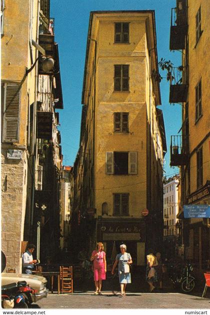 Nice animée le Vieux Nice rue du Pont-Vieux