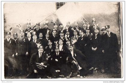 Gannat ? Carte-photo de conscrits, musiciens, photo Roblin, scan recto-verso