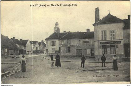 Carte Postale Ancienne de PINEY -Place de l'hôtel de ville