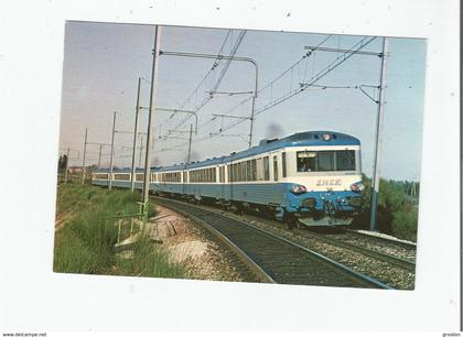 LE TRAIN OMNIBUS 7111 AVIGNON-MARSEILLE VIA CAVAILLON ET PORT DE BOUC ASSURE PAR 2 AUTORAILS VIENT DE QUITTER MIRAMAS 83