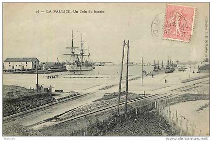 charente-maritime - ref F312  - la pallice - un coin du bassin -  lignes de chemin de fer -carte bon etat -