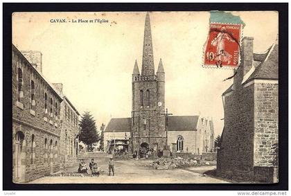 CPA  ANCIENNE- FRANCE- CAVAN (22)- LA PLACE DE L'EGLISE EN GROS PLAN- BELLE ANIMATION DEVANT- MATERIAUX DE CONSTRUCTION