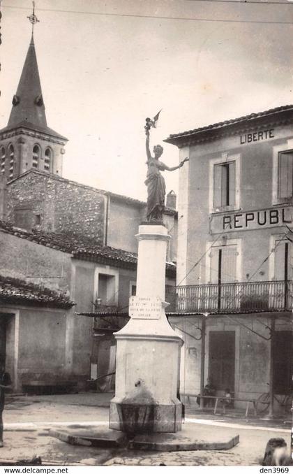 PINET (Hérault) - Place - Mairie - Statue genre statue de la Liberté