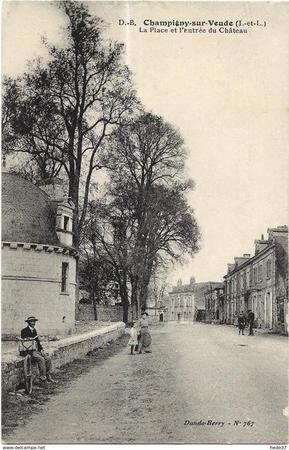Champigny-sur-Veude - La Place et l'entrée du Château