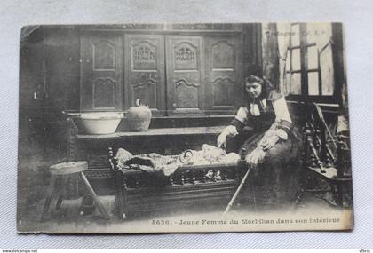 Cpa 1915, jeune femme du Morbihan dans son intérieur, Morbihan 56