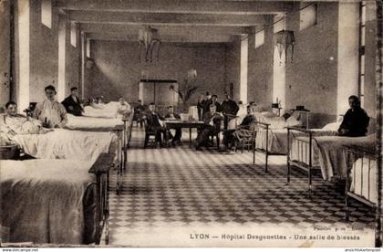 CPA Lyon Rhône, Krankenhaus, Station mit Verletzten in Betten liegend