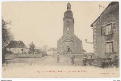 Cpa Champagney - Une sortie des Vêpres