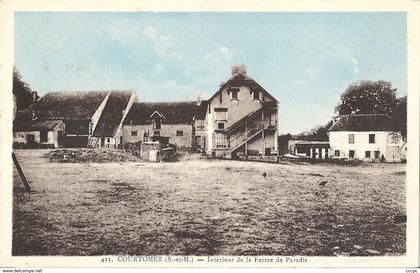 CPA Courtomer Intérieur de la Ferme de Paradis