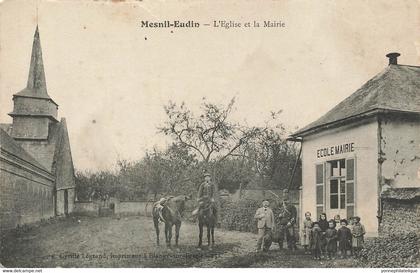 80 - SOMME - MESNIL-EUDIN - église et mairie - 1919 garde à cheval - léger défaut voir scans - superbe animation - 10651