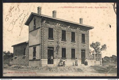 CPA Saint-Étienne-de-Tulmont, École des filles avec enfants devant l`entrée