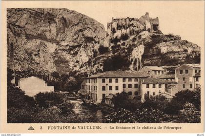 CPA FONTAINE-DE-VAUCLUSE La Fontaine et le Chateau de Petrarque (1086282)