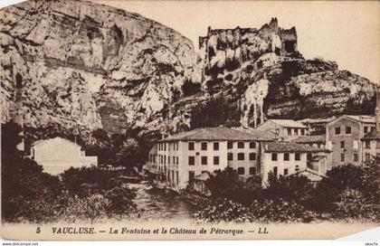 CPA FONTAINE-DE-VAUCLUSE La Fontaine et le Chateau de Petrarque (1086780)