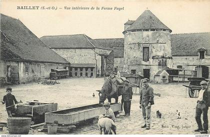 BAILLET en FRANCE-vue intérieur de la ferme Fayel