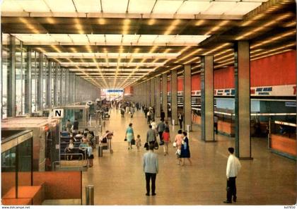 Paris Orly - Le hall de l aerogare