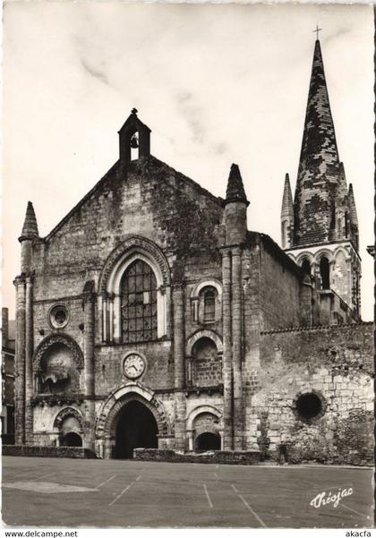 CPM AIRVAULT Eglise Abbatiale Saint-Pierre (1141651)