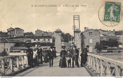 CPA 42 A COTE D'ANDREZIEUX BOUTHEON ST JUST SUR LOIRE L'ENTREE DU PONT  animée