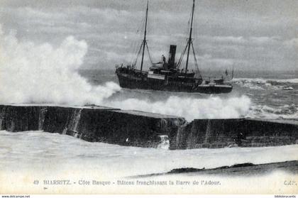 D64 CÔTE BASQUE - BIARRITZ - ANGLET < BATEAU FRANCHISSANT LA BARRE DE L'ADOUR