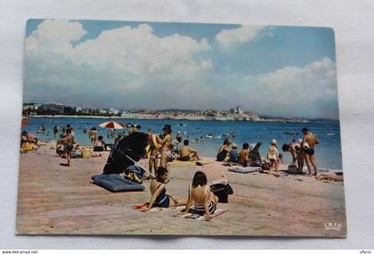 Cpm 1965, Antibes, la plage de la Salis, au fond la vieille ville, Alpes maritimes 06