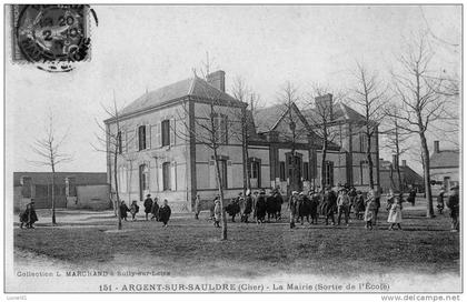 ARGENT-sur-SAULDRE : (18) La Mairie (sortie de l'école)