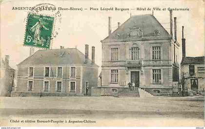79 - Argenton-Château - Place Léopold Bergeon - Hotel de Ville - Gendarmerie - Animée - CPA - Voir Scans Recto-Verso