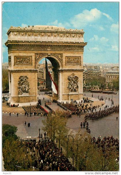 Dép 75 - Paris - Arrondissement 08 - Défilé de la Garde Républicaine devant l'Arc de Triomphe - état