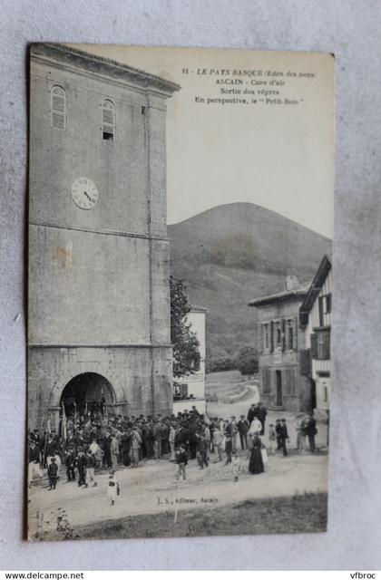 Ascain, sortie des vêpres, en perspective le "Petit Bois", Pyrénées Atlantiques 64