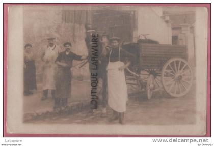 93 - AUBERVILLIERS---Carte Photo-Attelage avec personnages (bouchers ?)