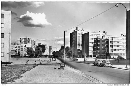 AUBERVILLIERS CITE EMILE DUBOIS 4 CV TRACTION ENFANTS QUI JOUENT