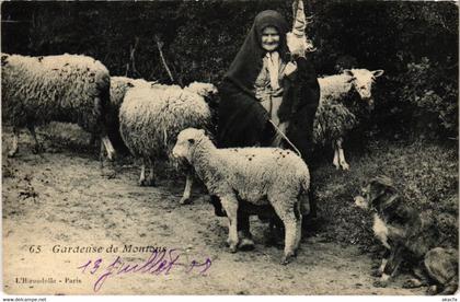 CPA Auvergne - Gardeuse de Moutons (72848)