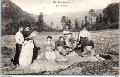 FOLKLORE  -- AUVERGNE - Types d'Auvergne - Les Vanneurs