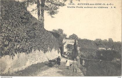 CPA Auvers-sur-Oise Vieille Porte autour du Château