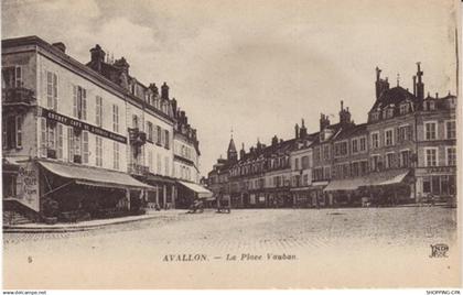 89 - Avallon - La place Vauban