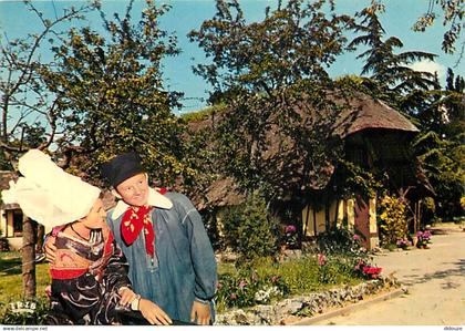 14 - Bayeux - Logis et couple nornnand - Coiffe de Bayeux - Folklore - CPM - Voir Scans Recto-Verso