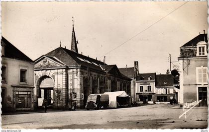 CPA Beaumont-sur-Sarthe - Place du Marché (112297)