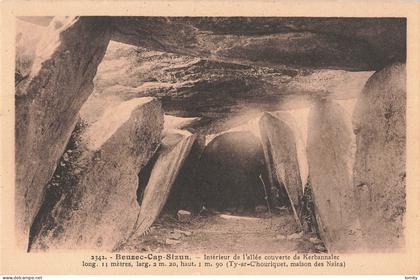 29 Beuzec Cap Sizun intérieur de l' allée couverte de Kerbannalec  CPA dolmen roche rocher