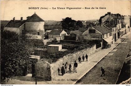 CPA BONDY Vieux Pigeonnier Rue de la Gare (869124)