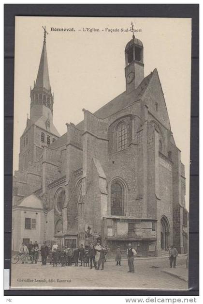 28 - Bonneval - l'Eglise  , façade Sud-Est - animée