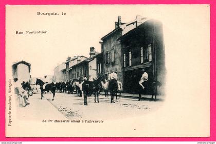 Bourgoin - Rue Pontcottier - Le 1er Hussards allant à l'abreuvoir - Chevaux - PAPETERIE MODERNE Bourgoin - Précurseur !!