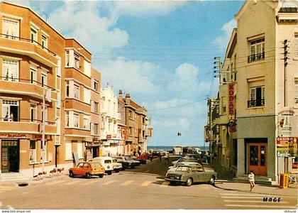 59 - Bray Dunes - Rue Charles De Gaulle - Le Modern - Automobiles - CPM - Voir Scans Recto-Verso