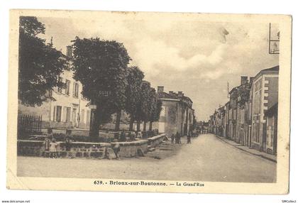 Brioux sur Boutonne, la grand rue (7307)