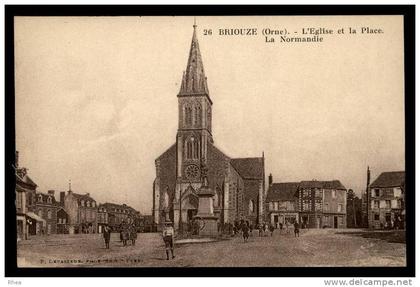 61 Briouze 26 BRIOUZE (Orne) - L'Eglise et Place La Normandie eglise la normandie D61D K61063K C61063C RH011761
