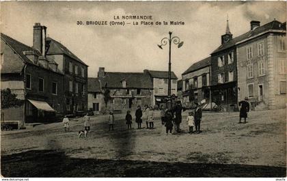 CPA BRIOUZE - La Place de la Mairie (259353)